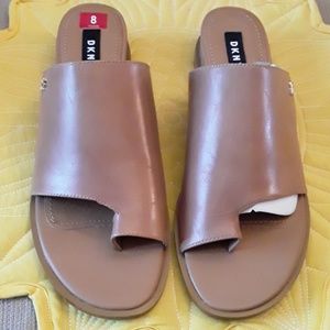 daz flat sandals
